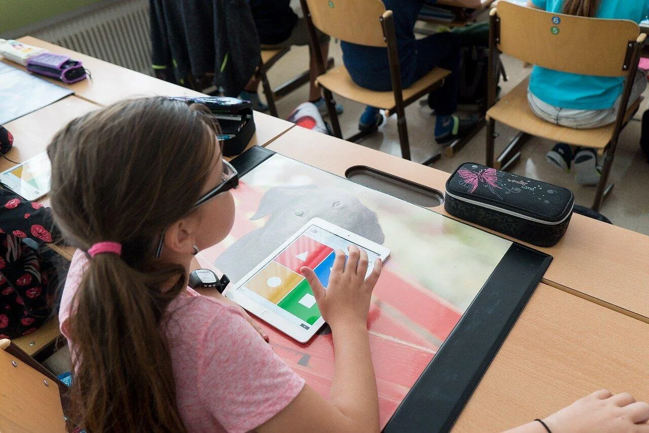 Schülerin lernt mit Tablet im Klassenzimmer